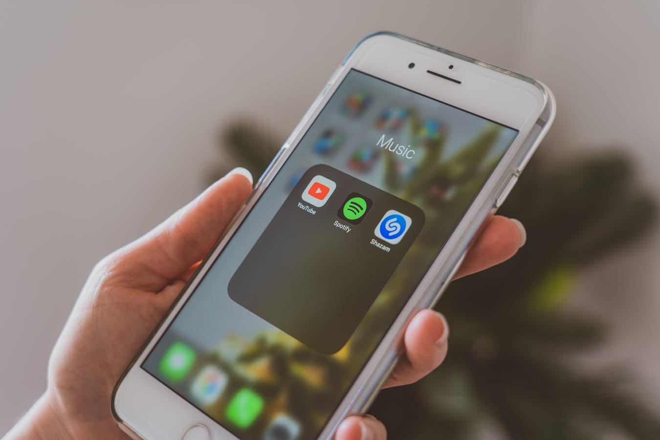Smartphone affichant Spotify et les applications de streaming musical