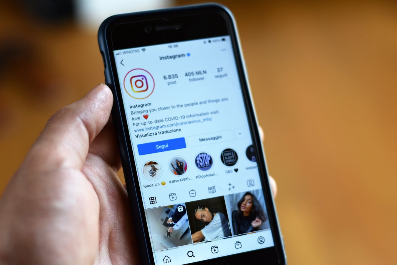 Profil Instagram affiché sur un smartphone