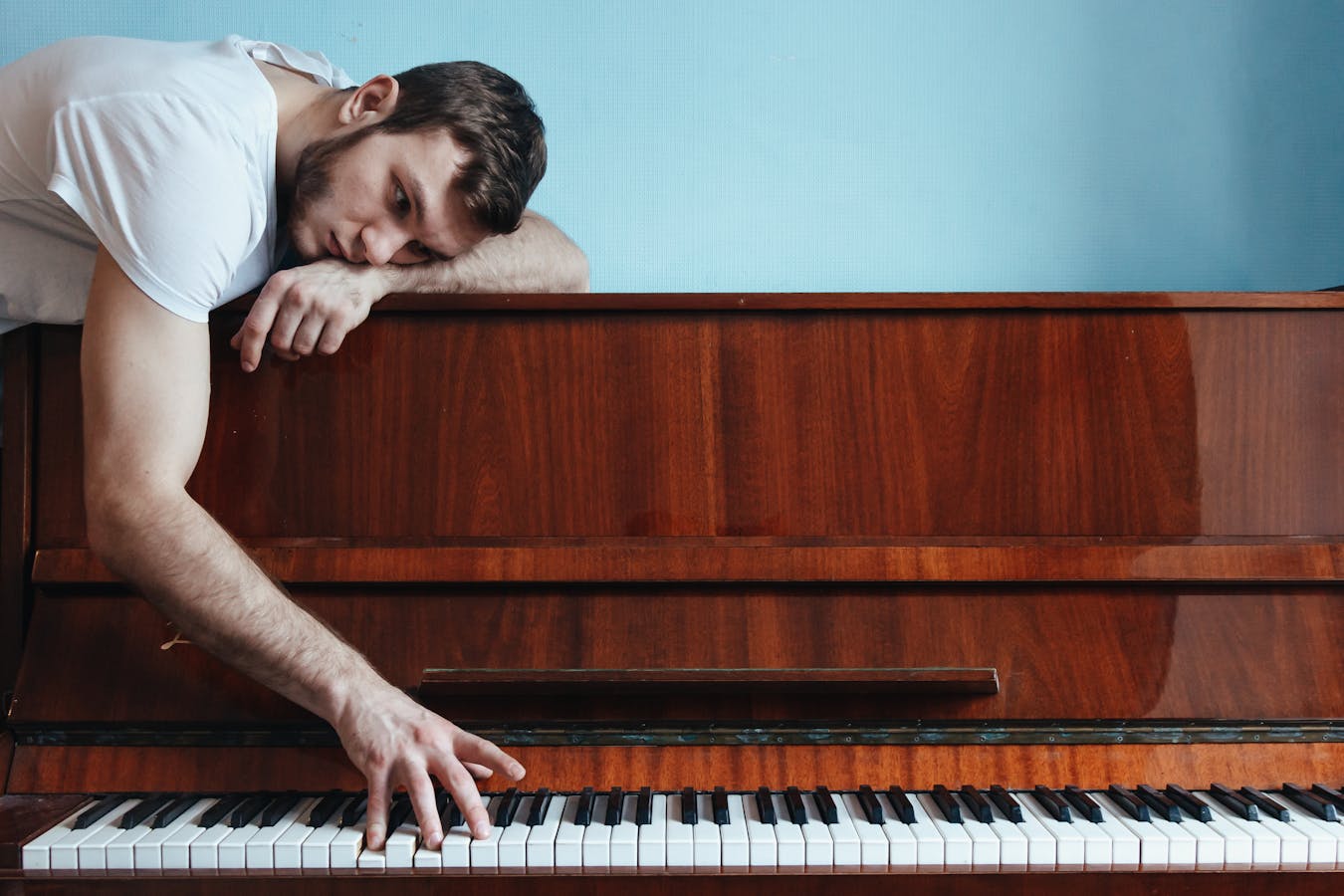 Musicien jouant du piano avec mélancolie