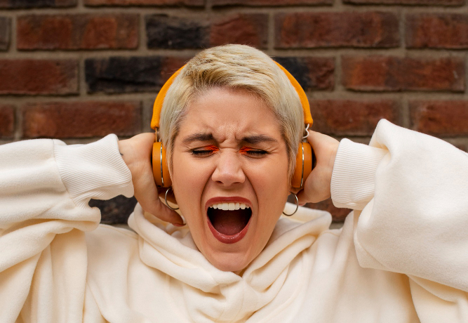 Musicien indépendant face à la confusion