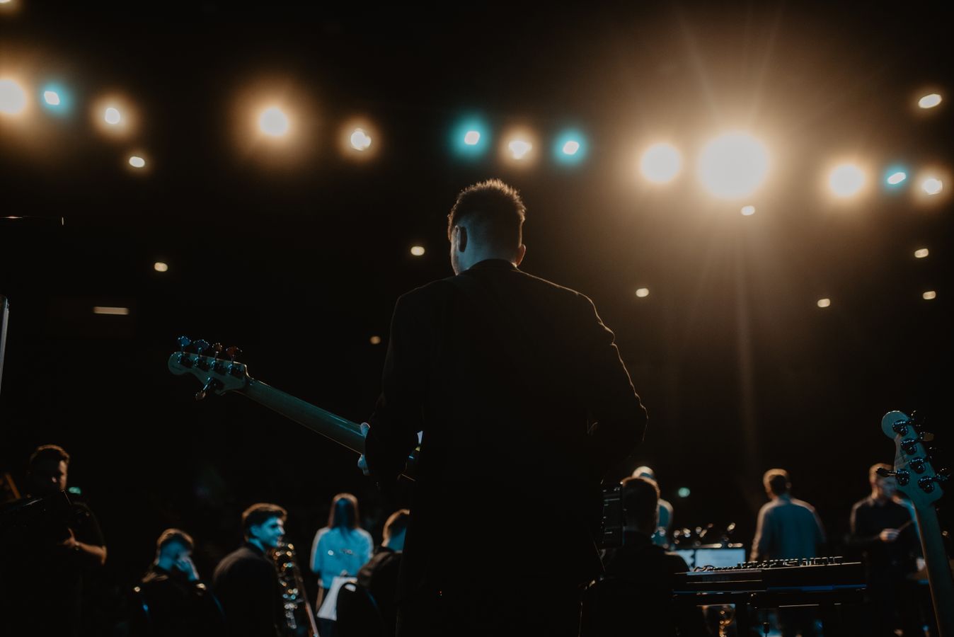 Concert nocturne avec guitariste