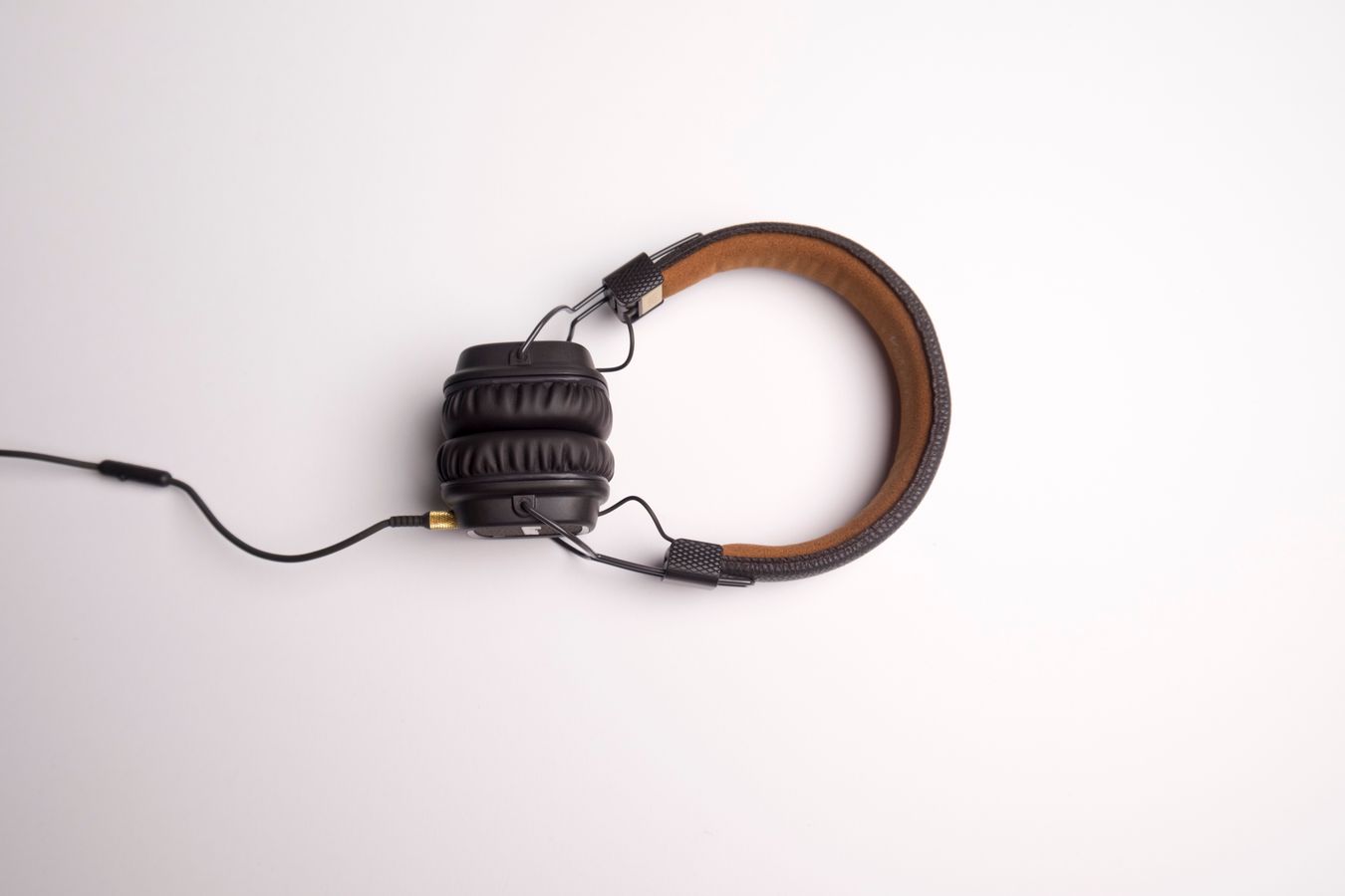 Casque audio noir minimaliste