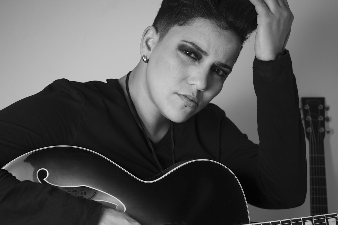 Portrait noir et blanc d'une musicienne