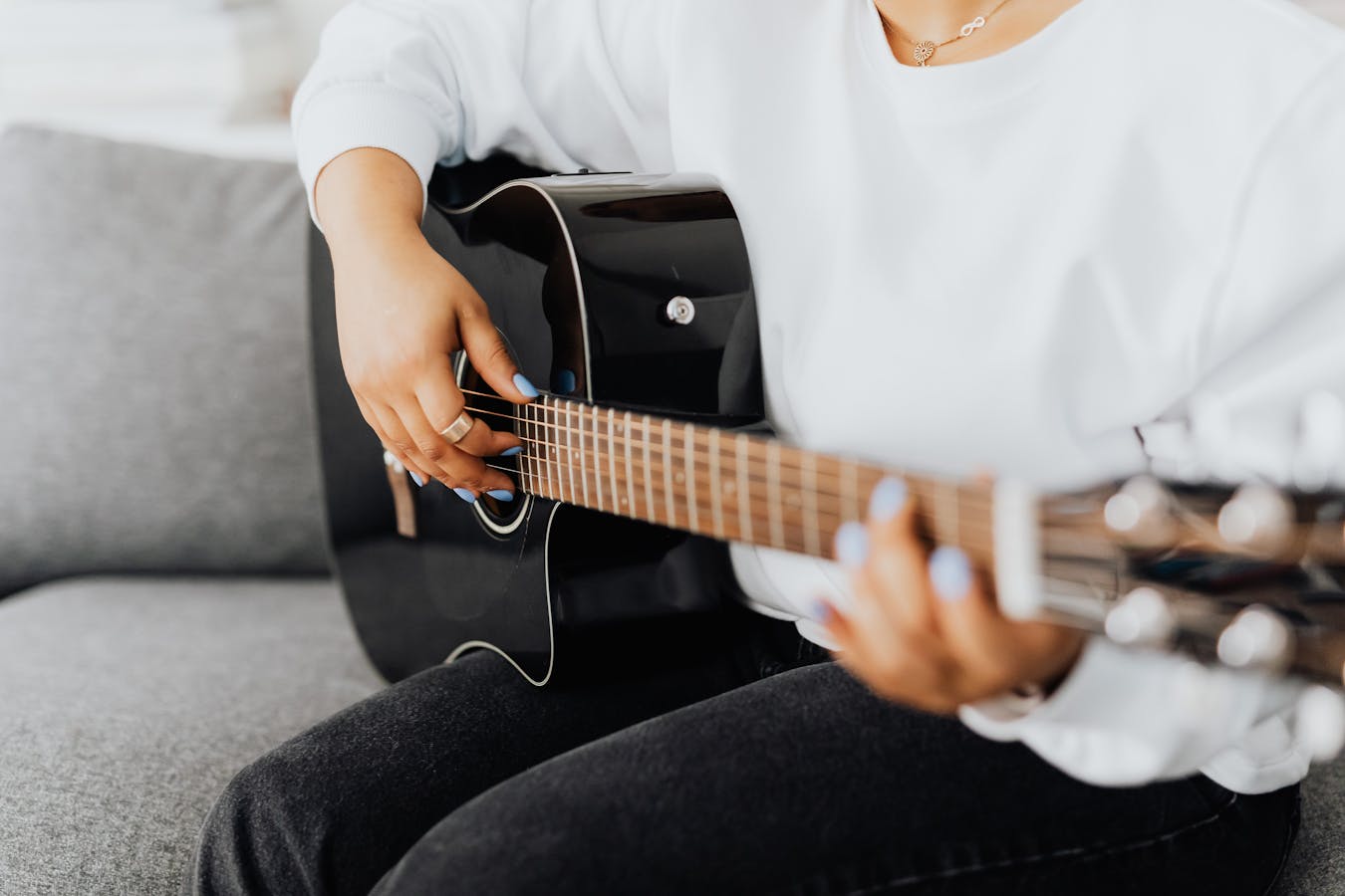 Personne jouant de la guitare acoustique
