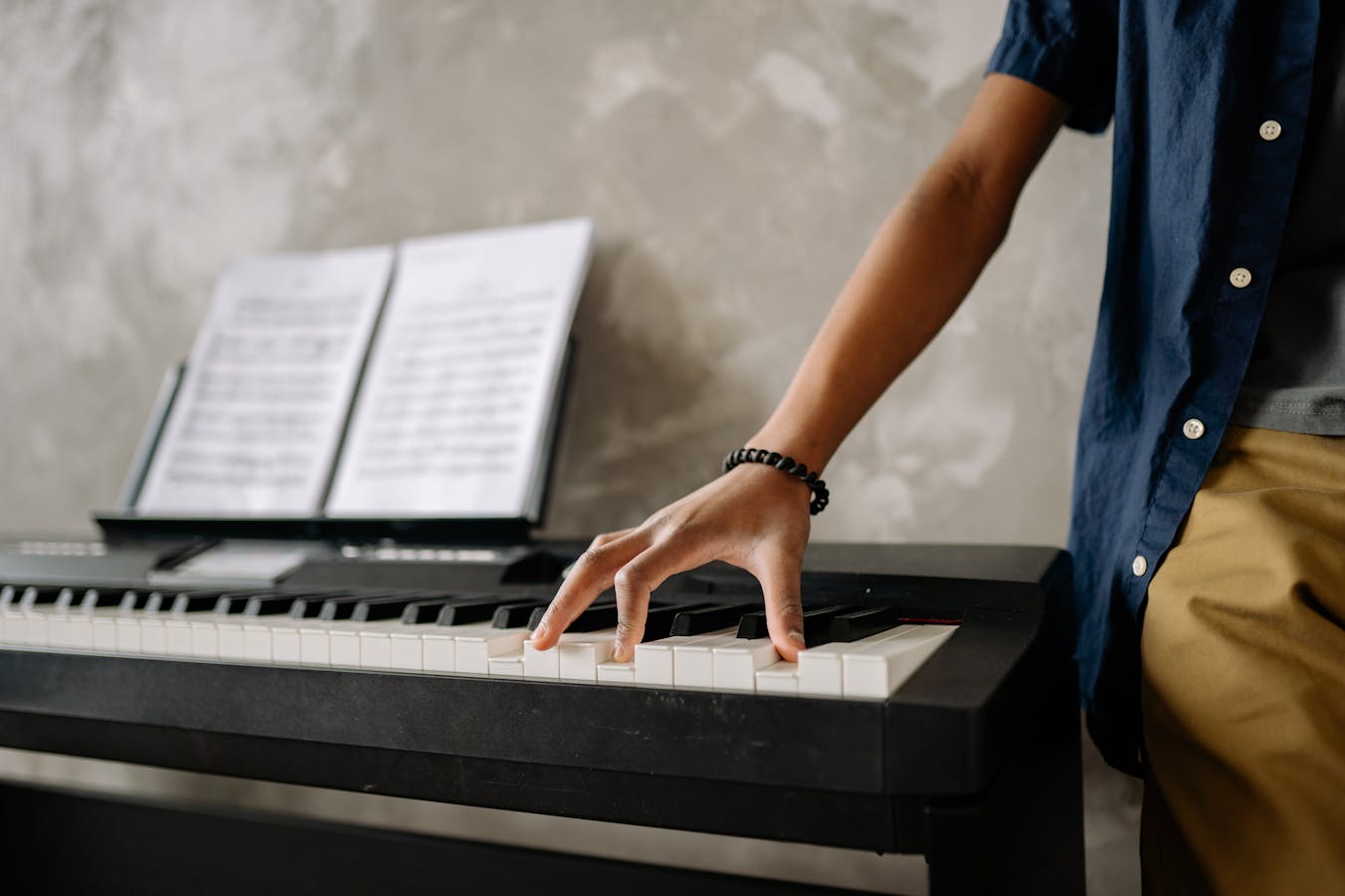 Enfant débutant au piano