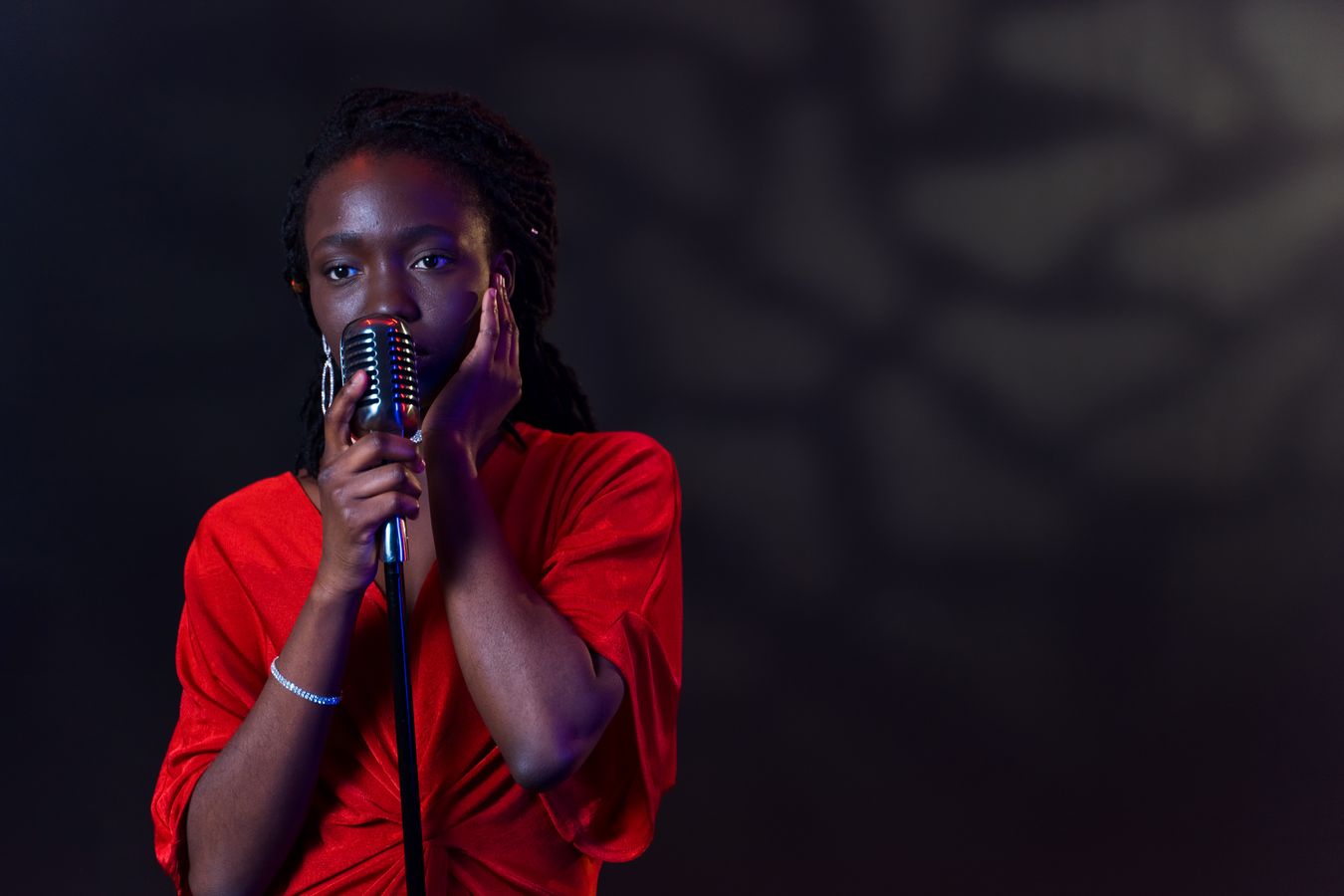 Chanteuse passionnée au micro vintage