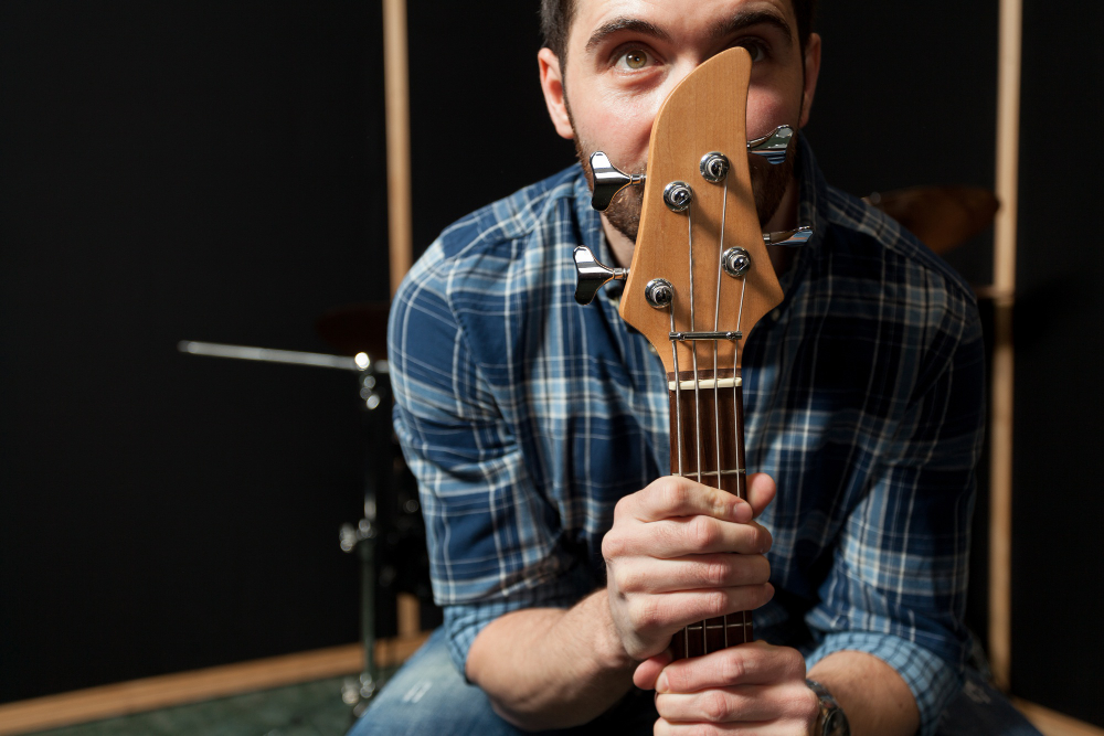 Femme jouant de la guitare pensivement