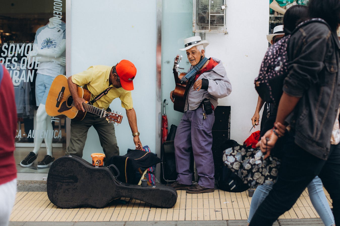 Musiciens de rue jouant en ville