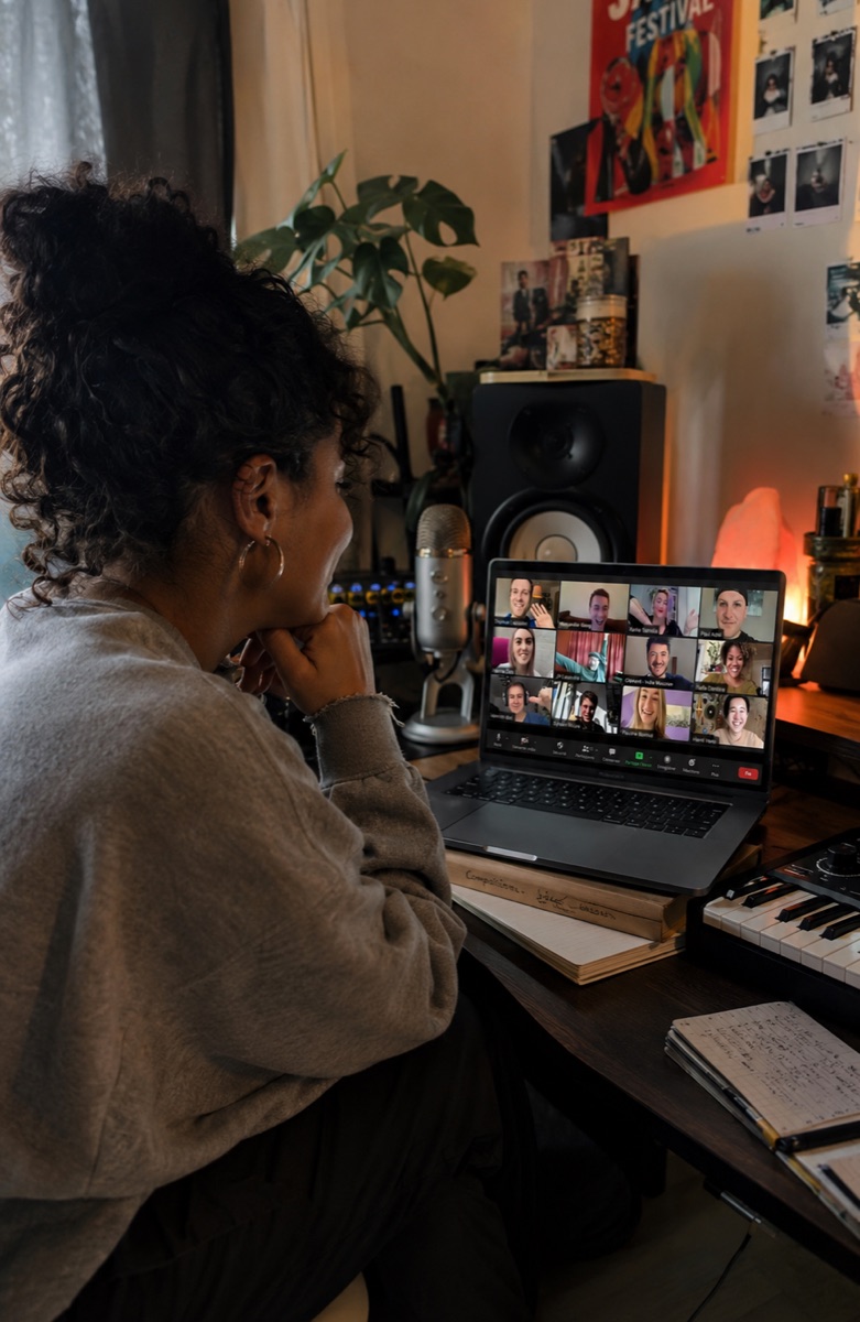Une artiste en session live depuis son home studio